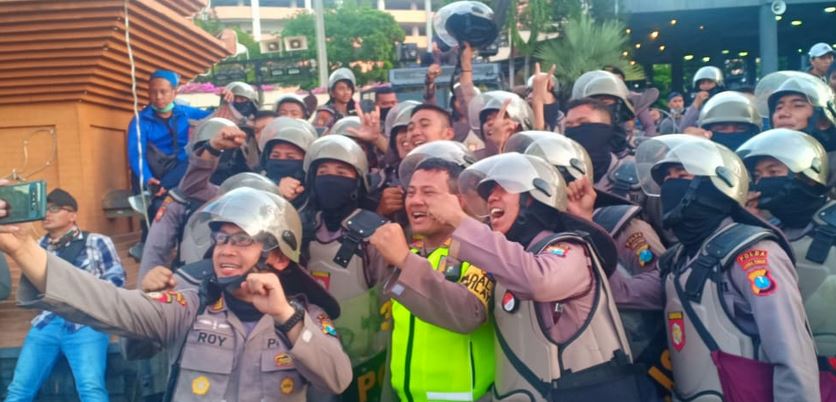 Mahasiswa Bubar, Anggota Polri Berswafoto